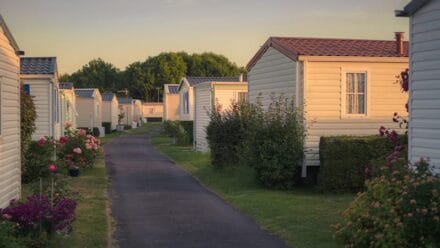 Allée De Camping Avec Mobilhome