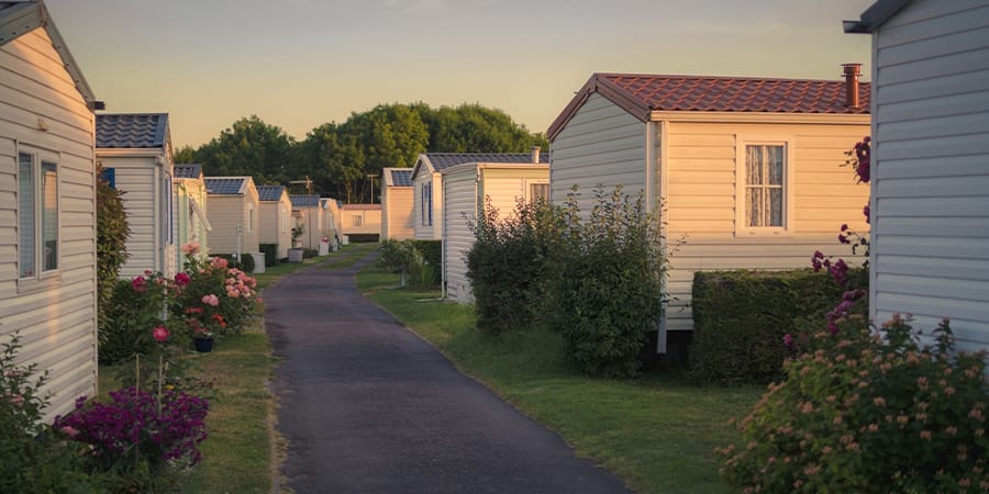 Allée de camping avec mobilhome