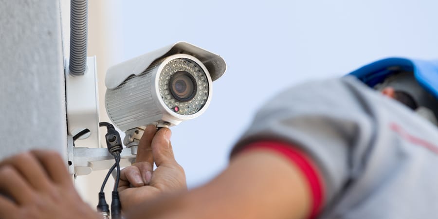 Installation d'une caméra de surveillance en extérieur